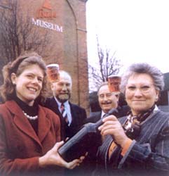 De izquierda a derecha: Sarah Elsom, Directora del Museo de Bass, George Thomas, Dlrector General de Bass Export Iberia, y el Señor y la Señora Monje, celebrando el regreso de la famosa botella a Burton.