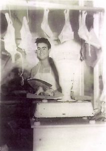 Gregorio Monje en el puesto del mercado de San Ildefonso (Enero de 1956)